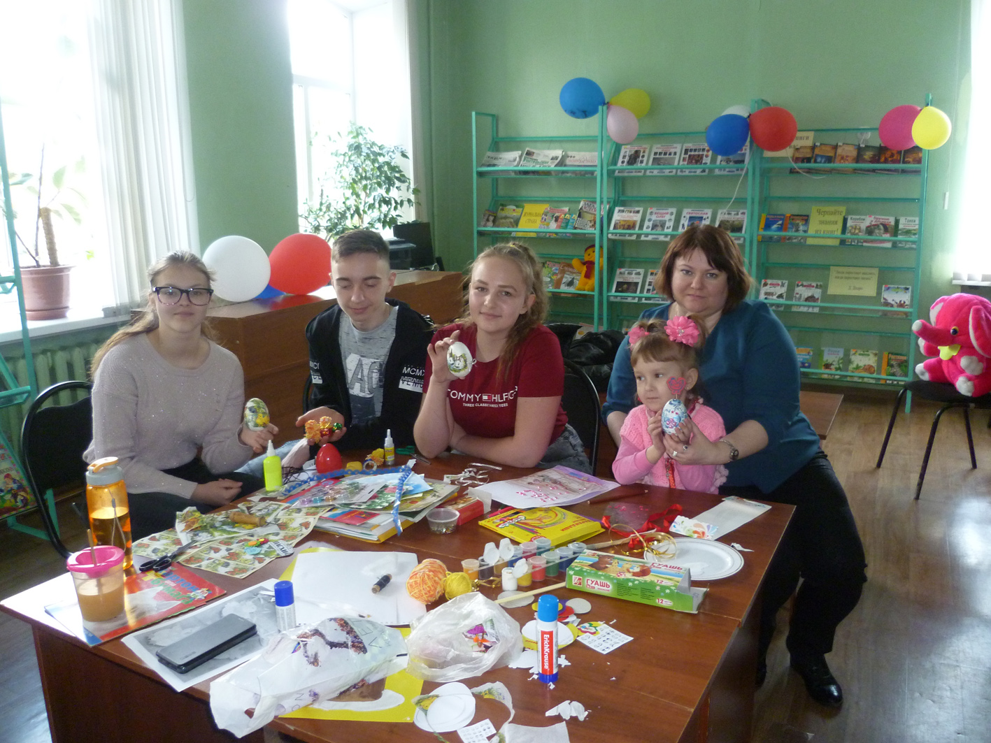 В Карачевской районной библиотеке изготовили подарки к празднику Пасхи