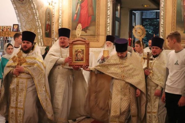 Вице-губернатор области Александр Резунов присутствовал на Пасхальном богослужении в брянских Клинцах 