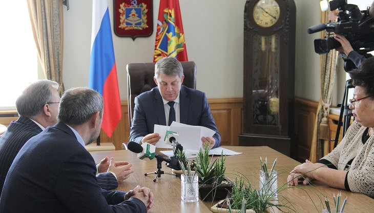 Губернатор Брянской области Александр Богомаз провел рабочую встречу с руководством Погарской сигаретной фабрики