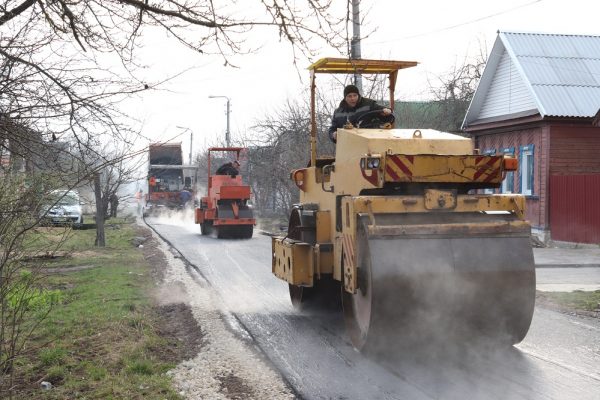 В Трубчевске Брянской области  асфальтирование дорог начали с улицы Пушкина