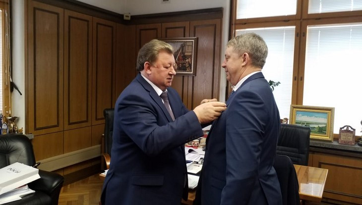 Заместитель главы КПРФ Владимир  Кашин вручил награду брянскому губернатору Александру Богомазу