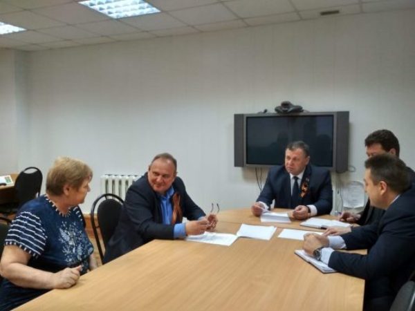 Депутат Брянской областной Думы Александр Башлаков пообещал жителям Сельцо содействие в ремонте дорог