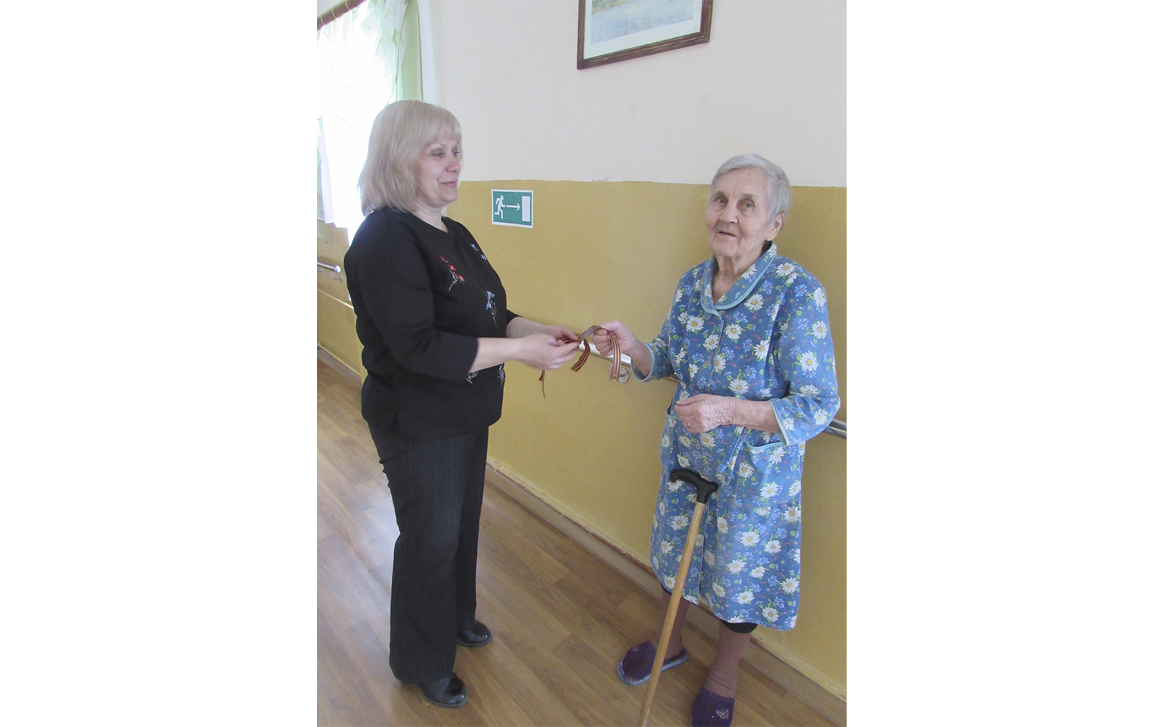 Стародубские соцработники раздали георгиевские ленточки пожилым гражданам