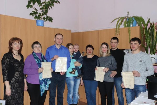 Четыре молодых семьи Трубчевского района Брянской области получили сертификаты на жилье