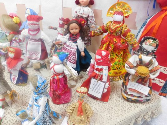 В  брянских Клинцах состоялось открытие IV городской выставки «Кто в куклы не играл, тот счастья не знал»