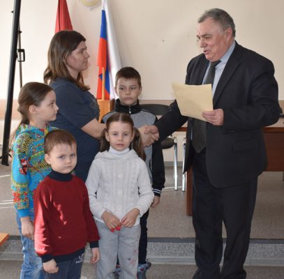 Четырем семьям Клетнянского района вручили сертификаты на приобретение собственного жилья