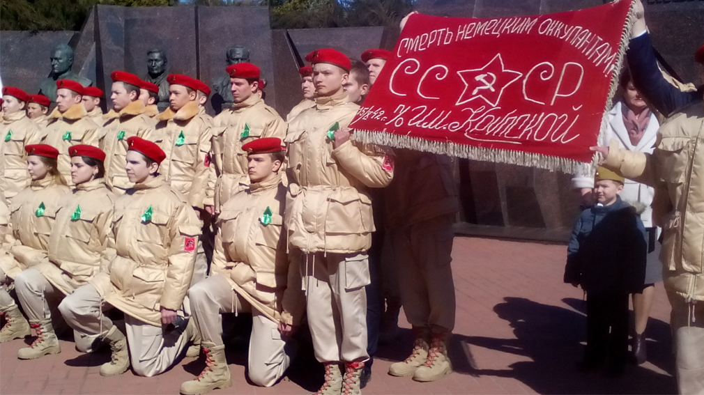 Брянский мемориальный комплекс принял знамя партизанского отряда им. Н.К. Крупской