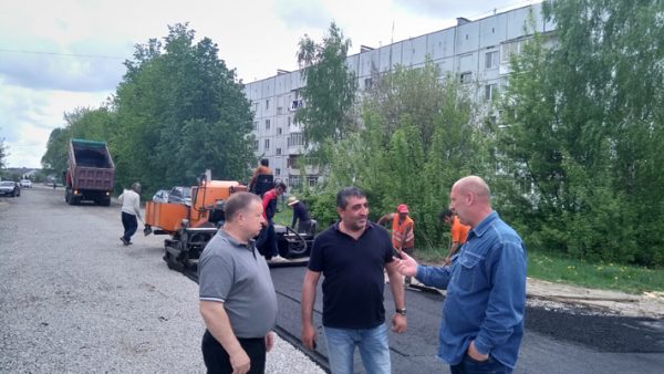 В  брянской Жуковке  асфальтируют улицу Строителей