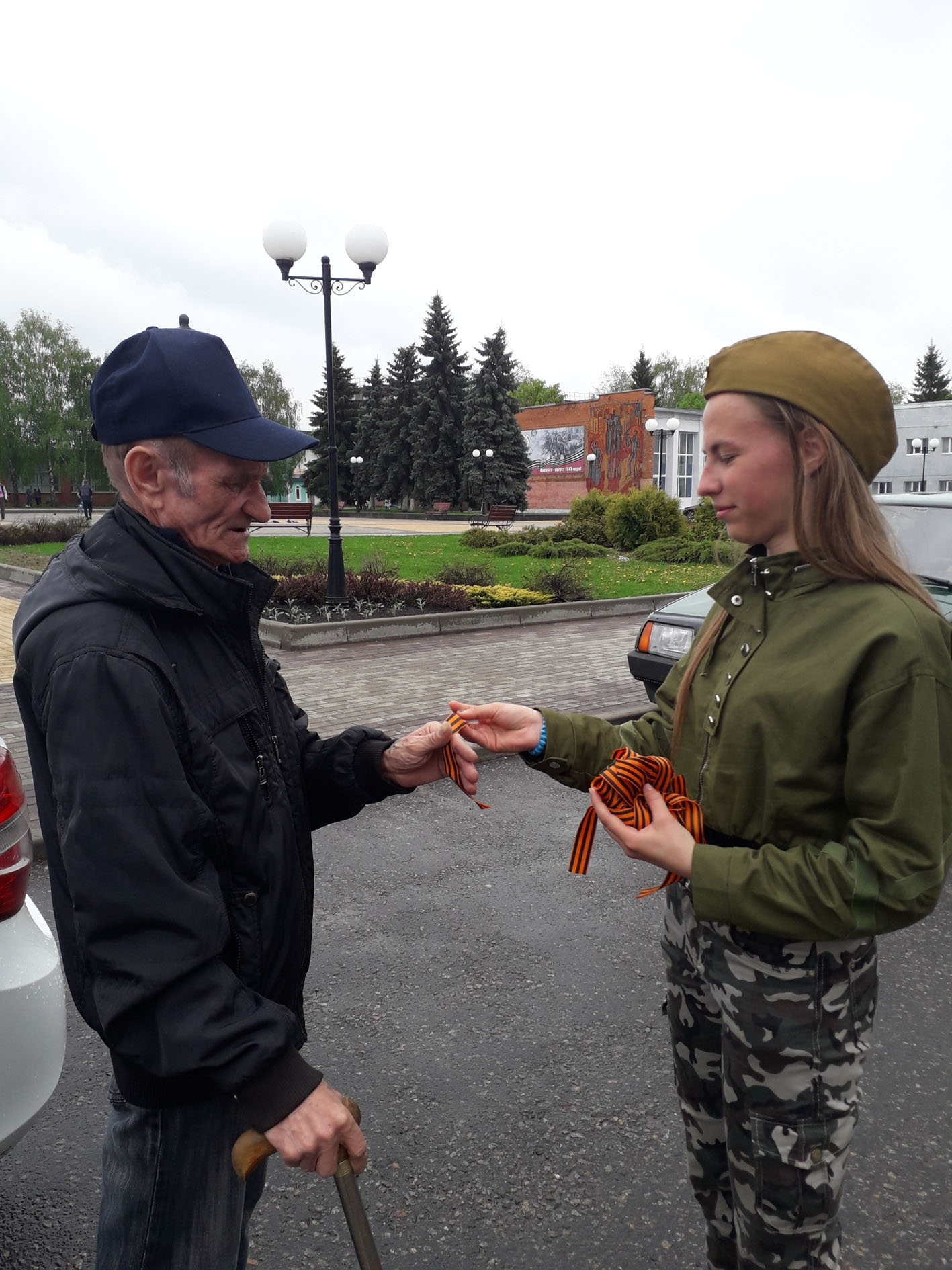 В Карачеве продолжается акция «Передай георгиевскую ленту»