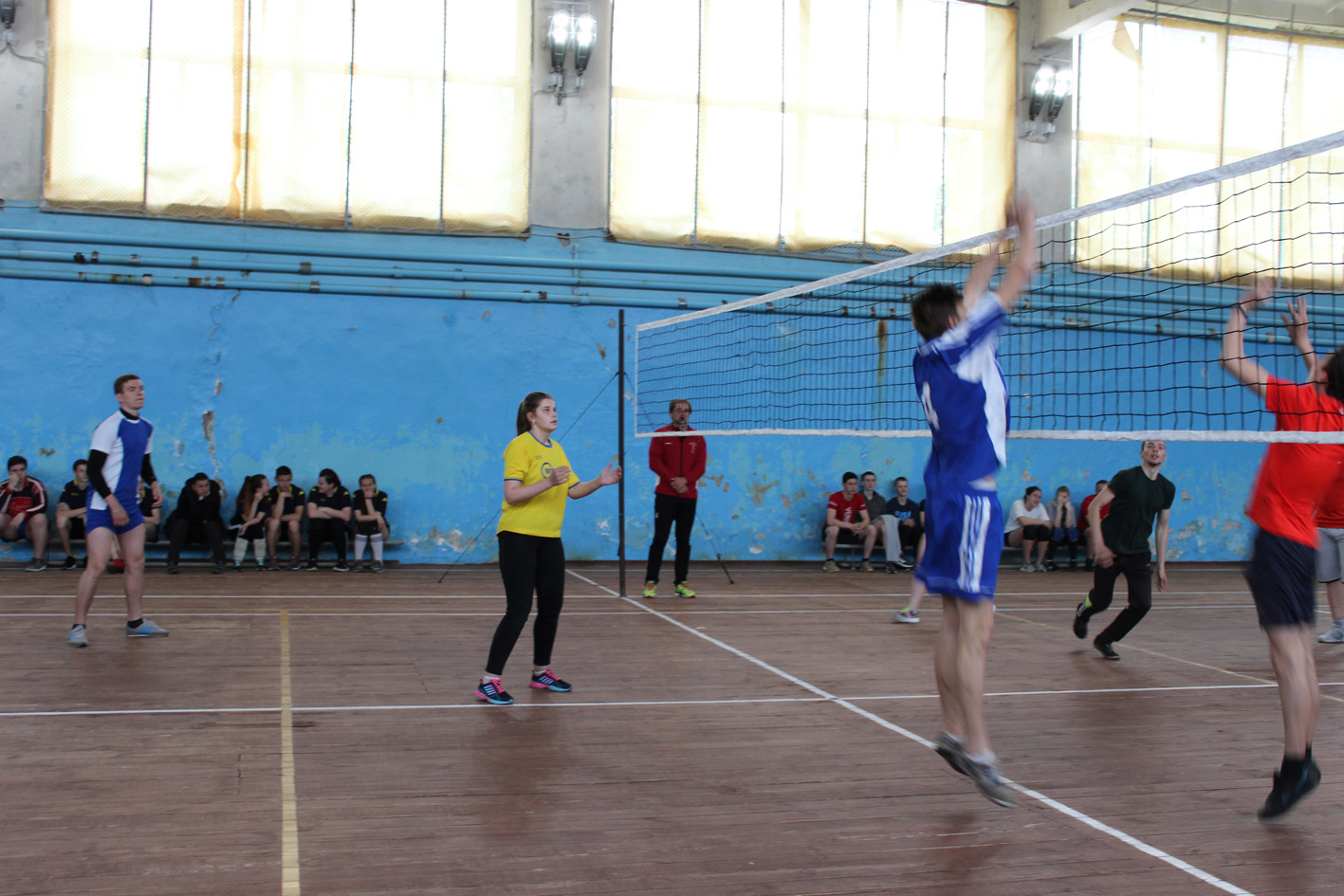 В Карачеве завершен открытый турнир по волейболу