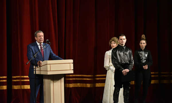 Владимир Попков поздравил участников театрального фестиваля