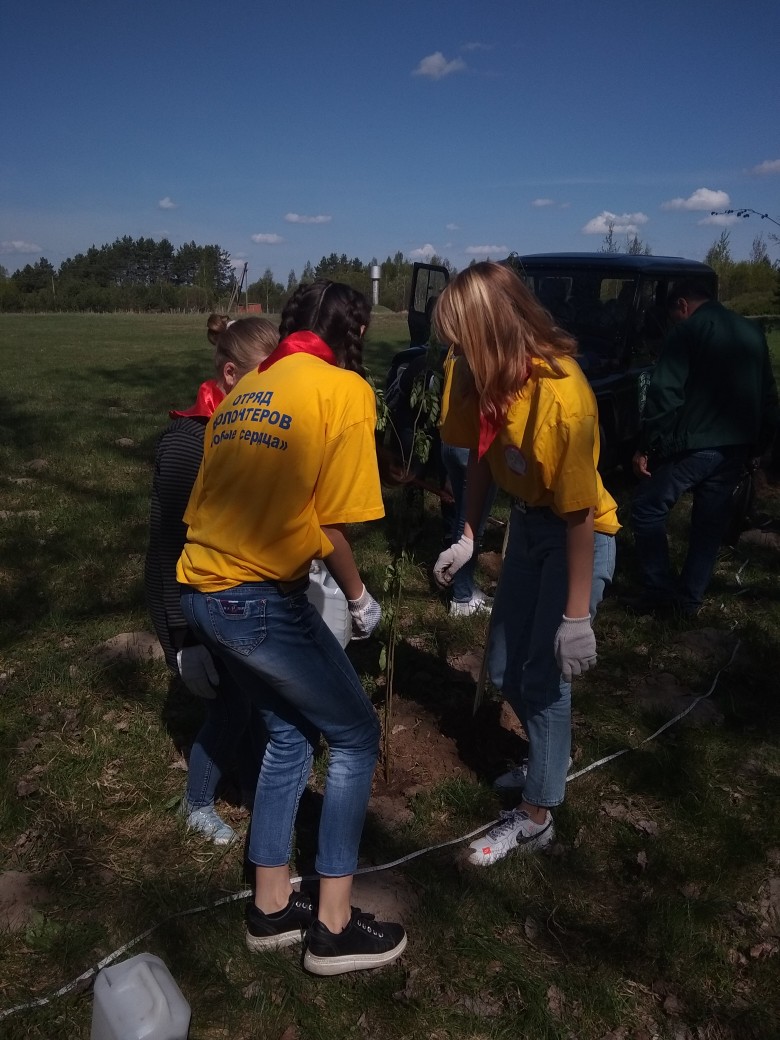 Учащиеся средней школы №5 им.И.С.Кузнецова регулярно убирают территорию братской могилы в с.Одрина