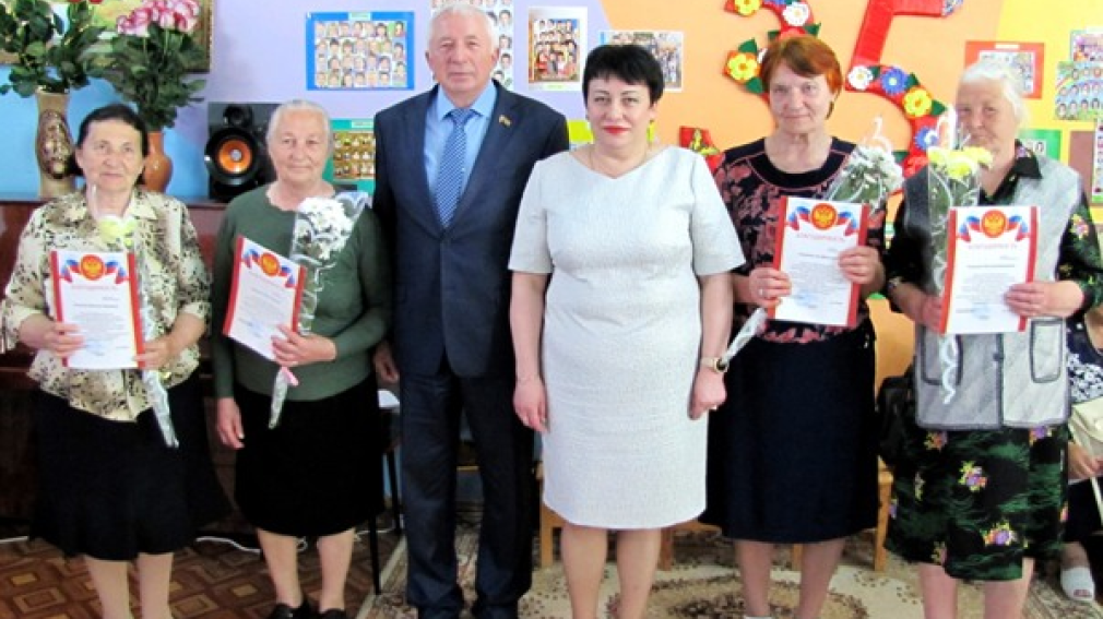 Коллектив выгоничского детского сада «Десняночка» поздравили с 35-летием единороссы