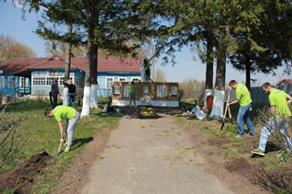 Карачевские энергетики благоустроили мемориальный комплекс в п. Согласие
