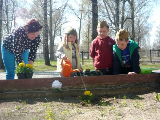 Малыши группы «Пчелка» из  брянской Любохны посадили цветы на братской могиле