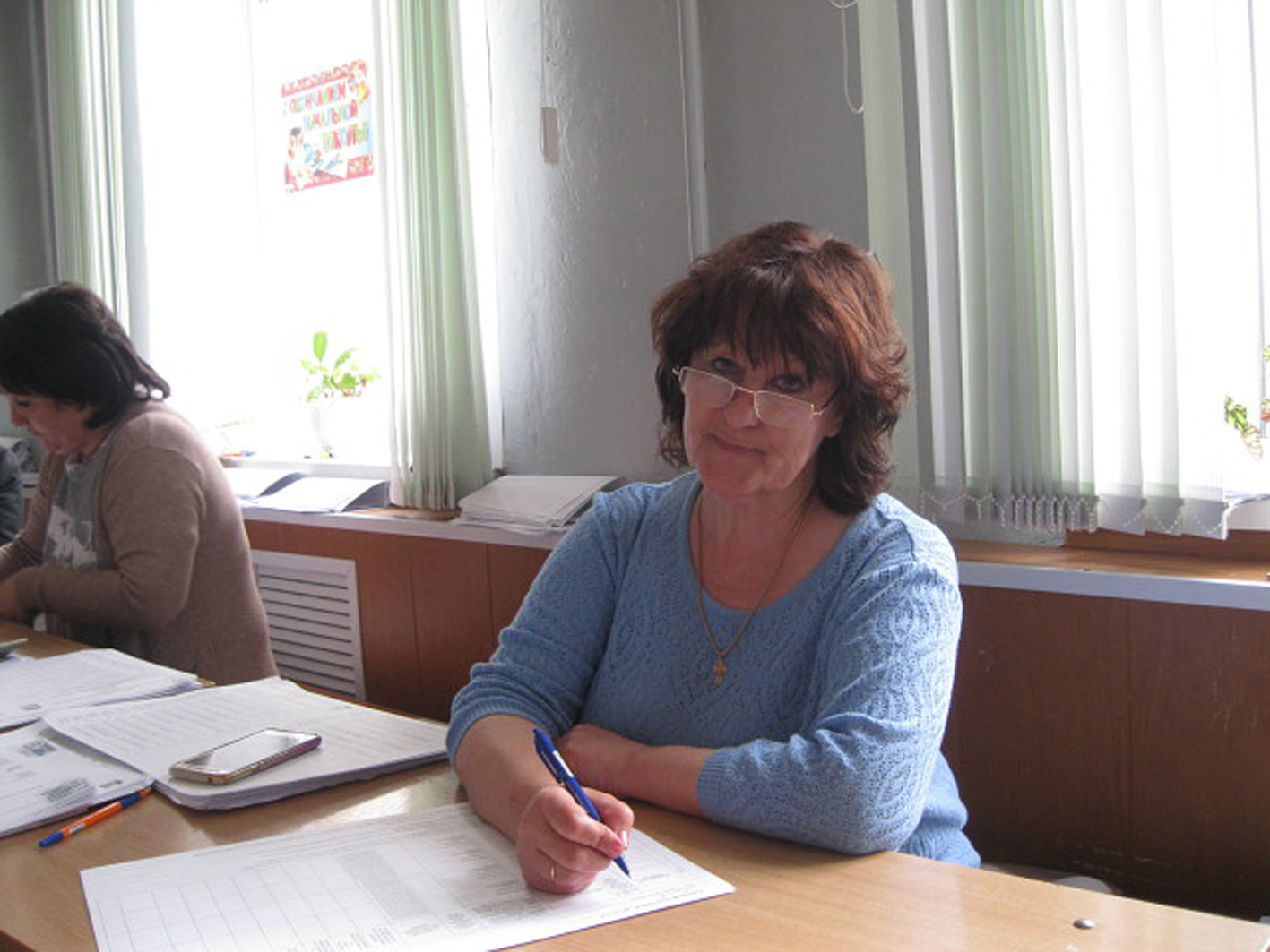 На 15 часов в карачевской школе № 4 проголосовало более 400 избирателей