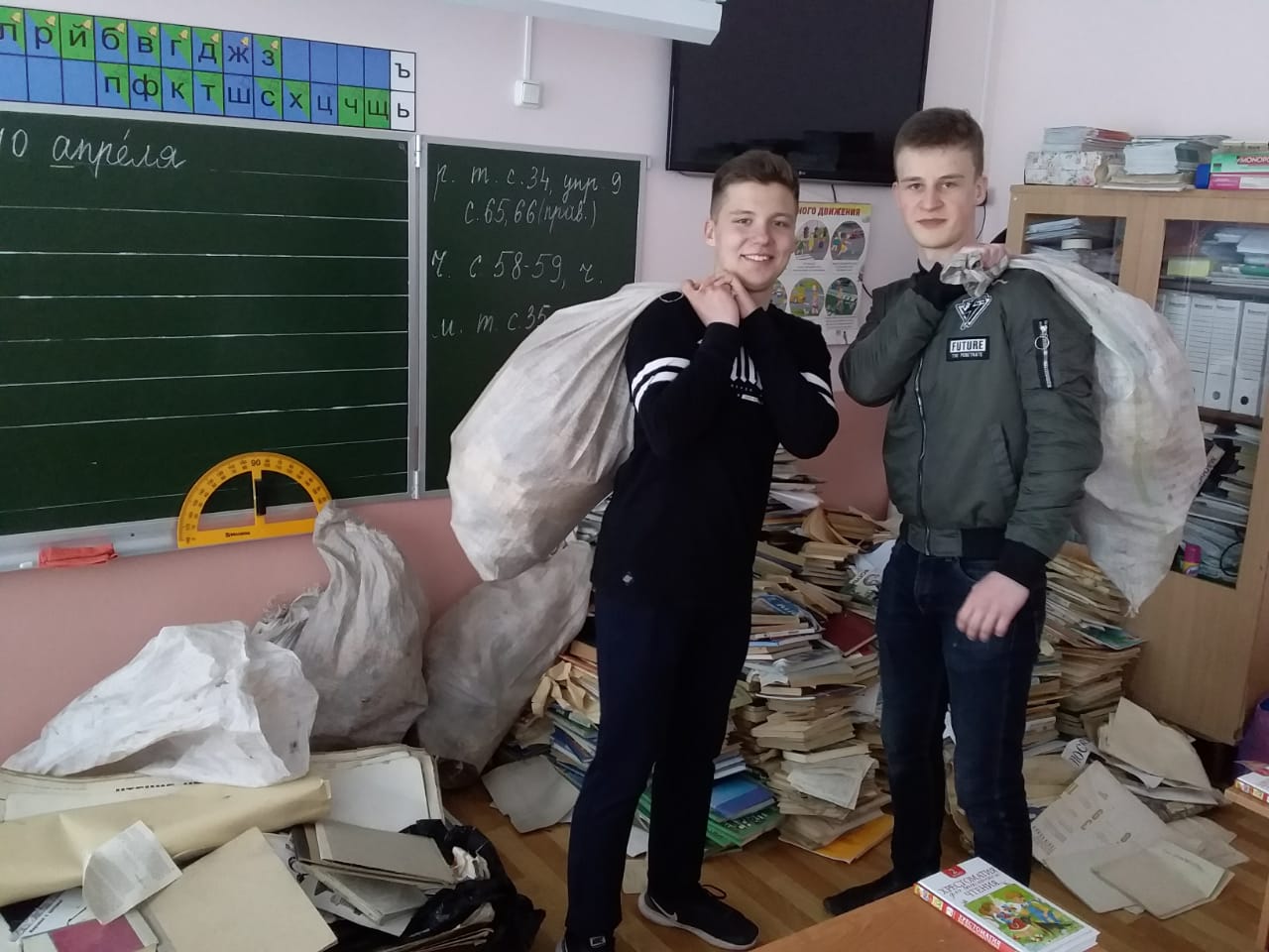 Карачевские школьники в рамках экоакции собрали 14 тонн макулатуры