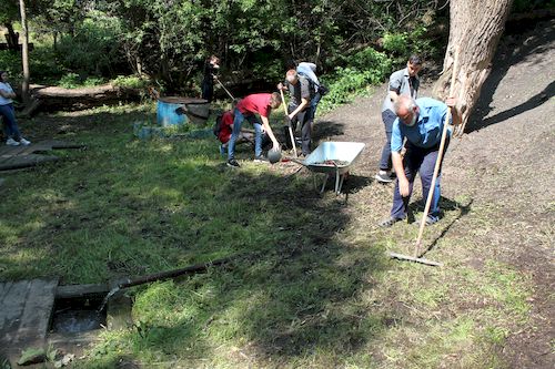 Карачевские добровольцы провели субботник на территории святого источника