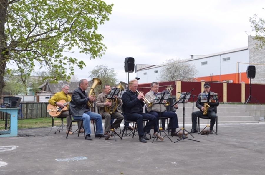 Музыканты  духового оркестра Климовского РДК поздравили климовчан с первомаем