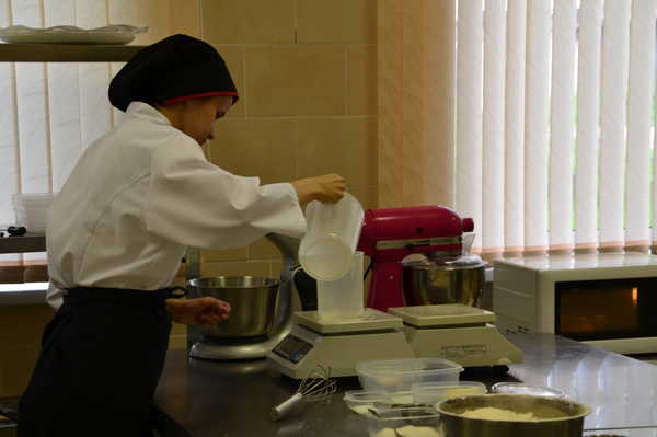 Брянские студенты соревновались в конкурсе по выпечке хлебо-булочных изделий