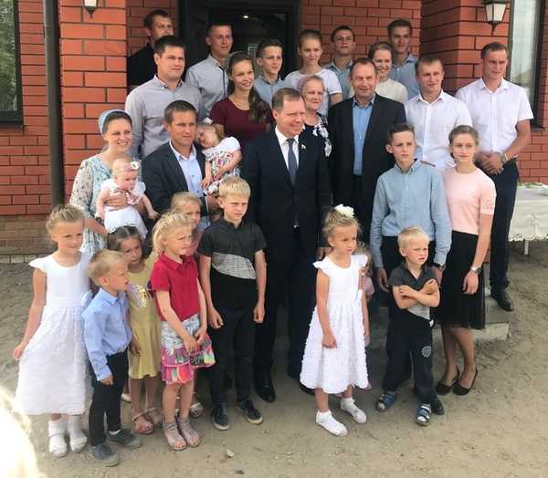 Сенатор Андрей Кутепов оценил меры поддержки брянских многодетных семей