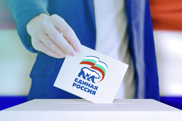 Секретарь местного отделения партии «Единая Россия» Л.В.Лужецкая проголосовала в ряду первых