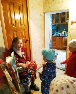 Малыши из детского сада «Улыбка» города Дятьково поздравили ветерана Великой Отечественной войны с Днем Победы