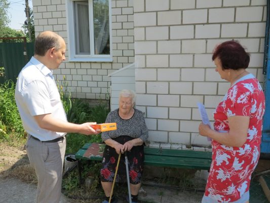 27 участникам Великой Отечественной войны из брянского Новозыбкова вручили бесплатные цифровые приставки