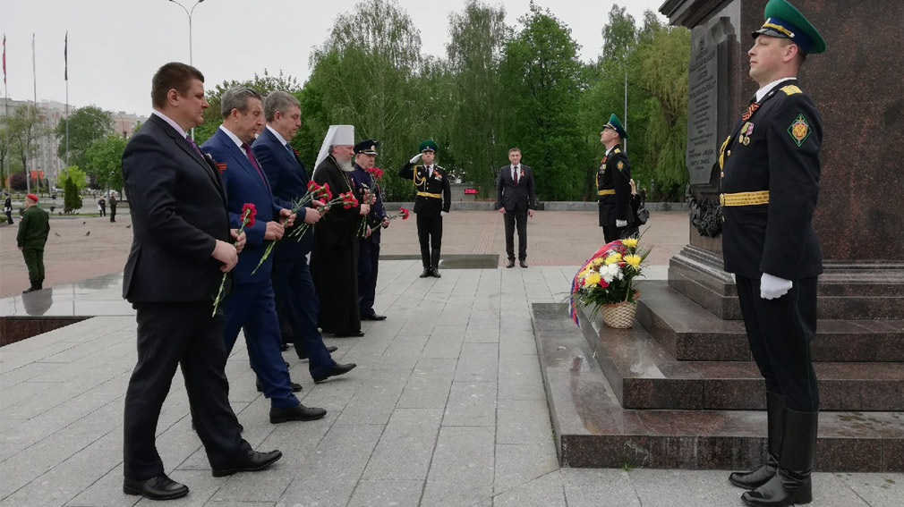 Руководители  Брянской области  возложили цветы к стеле Воинской Славы