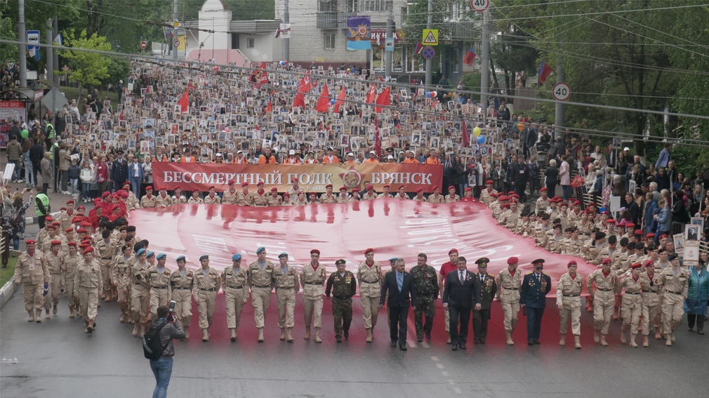 Брянские юнармейцы прошли парадным маршем в День Победы