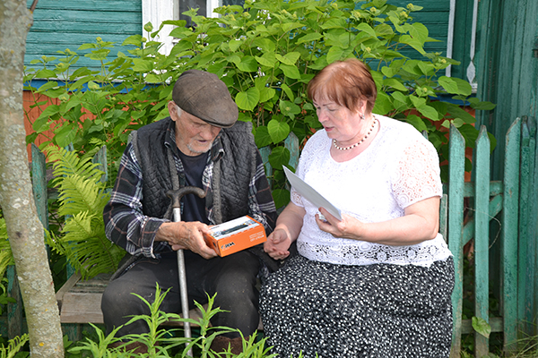 В Почепе ветеранам войны подарили цифровые приставки