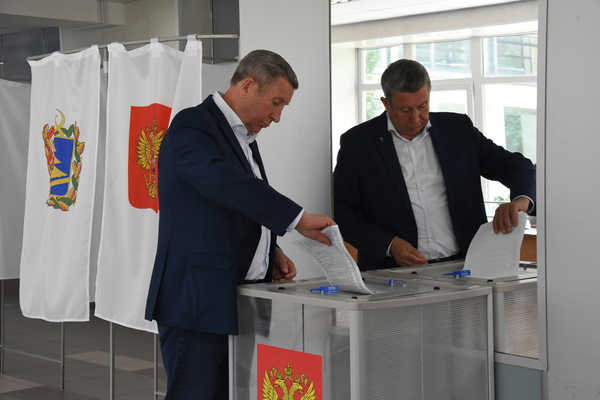 Владимир Попков проголосовал на счетном участке в БГУ