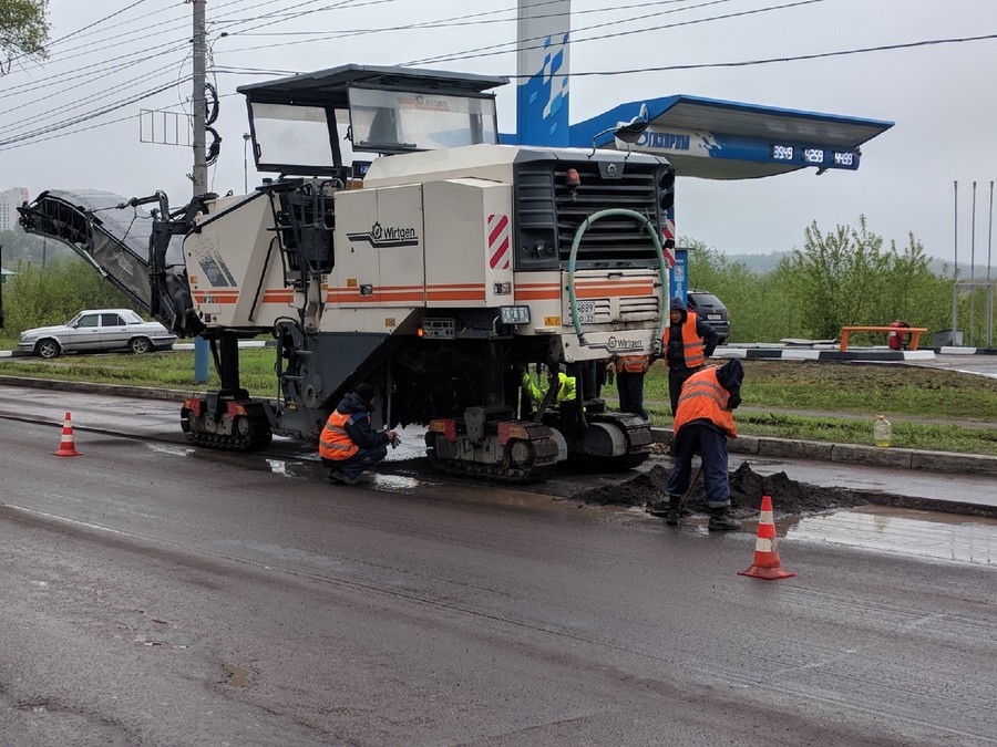 Брянские дорожники  ведут ремонтные работы и в выходные дни