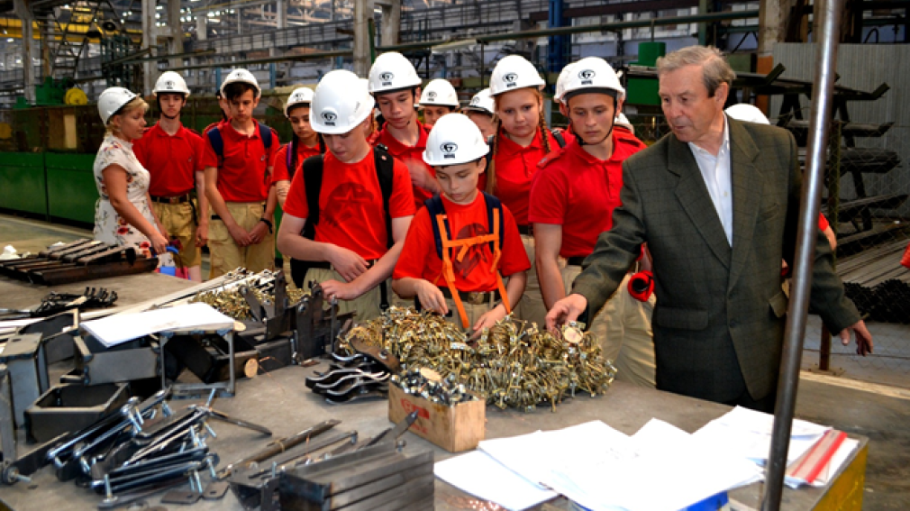 Брянские юнармейцы посетили автомобильный завод