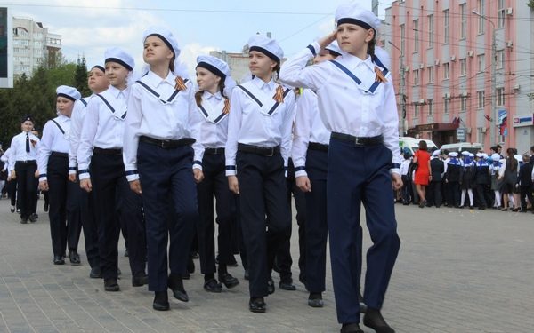 Парад юнармейских войск взводов военно-спортивной игры «Зарница» состоялся в Брянске