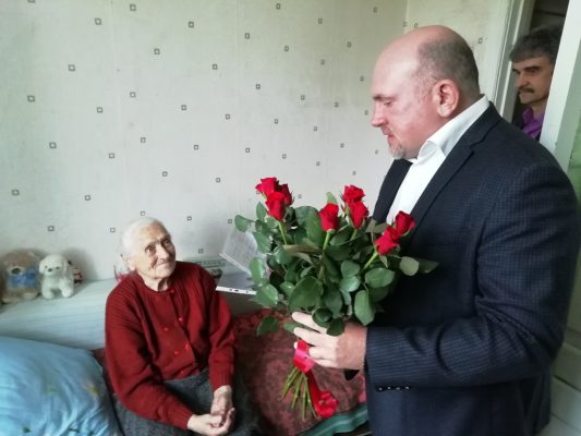 В преддверии Дня Победы вдове ветерана из брянского Дятькова вручили свидетельство на получение жилья