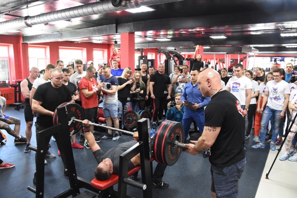 В брянском Дятьково по инициативе участника предварительного голосования «Единой России» Владимира Леонова прошел  открытый турнир по русскому жиму