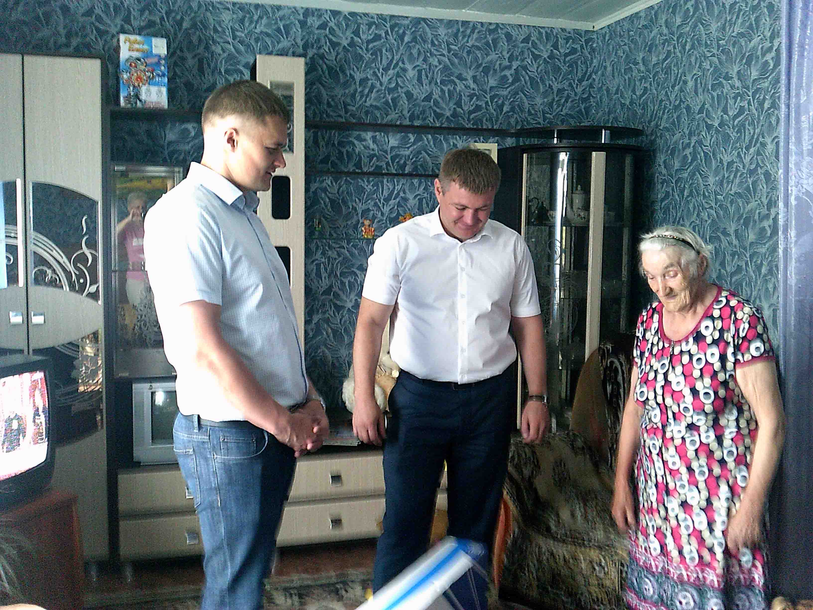 Жительнице блокадного Ленинграда из д. Дубрава Вельяминовского поселения Карачевского района подарили новый телевизор с цифровым оборудованием