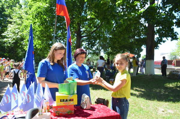 1 июня брянские активисты партии «Единая Россия» угощали юных жителей поселка Климово мороженым