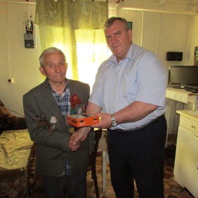 Глава администрации Брасовского района вручил ветеранам ВОВ бесплатные цифровые приставки