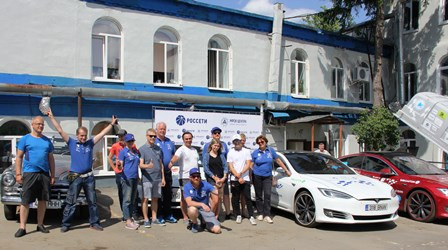 Сотрудники «Брянскэнерго» подзарядили электромобили международного автопробега