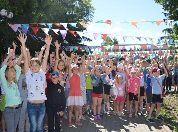 Местные власти совместно с единороссами провели детские праздники на Брянщине