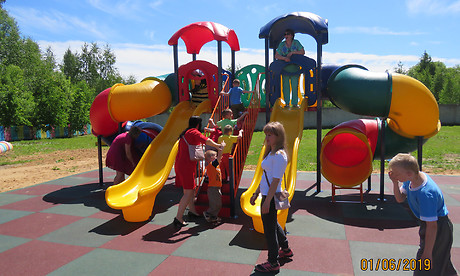 Дети из Дубровского дома-интерната получили в подарок от Брянского молочного комбината игровой комплекс