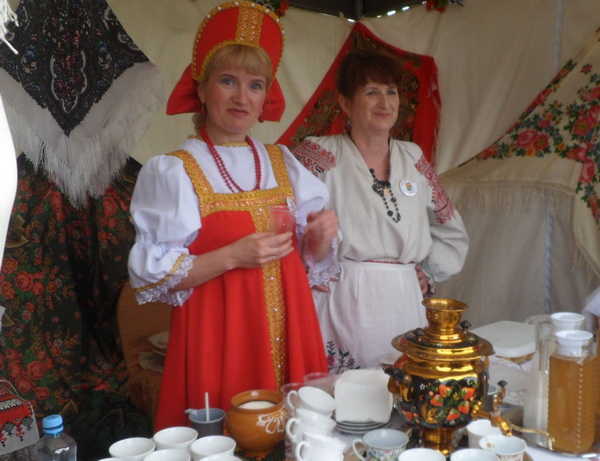 На Славянской площади Брянска раскинулись подворья Дубровского и Рогнединского районов