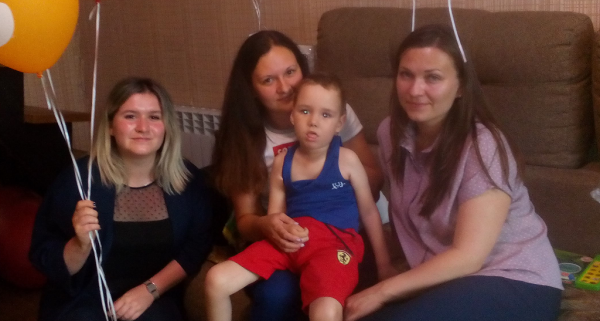 Брянские журналисты поздравили с детским праздником 4-летнего Егора Ходина