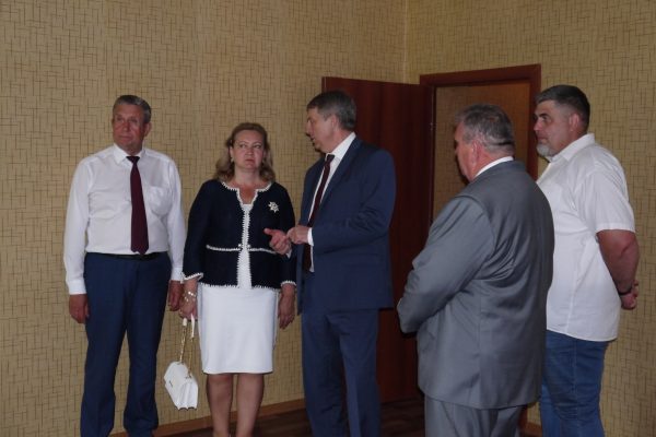 Губернатор Александр Богомаз осмотрел квартиры для медиков, приобретенных за счет областного бюджета  в Брасовском районе