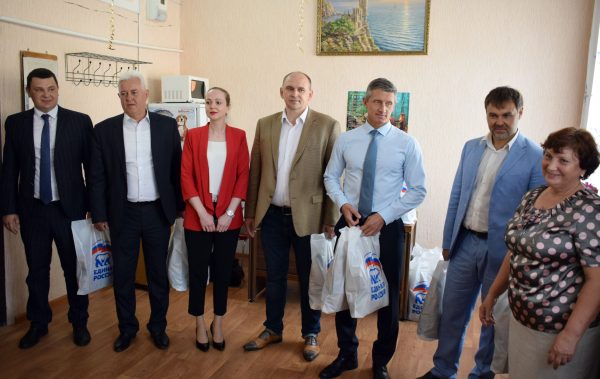 Депутаты Брянской областной Думы вручили подарки детям с ограниченными возможностями из брянских Клинцов