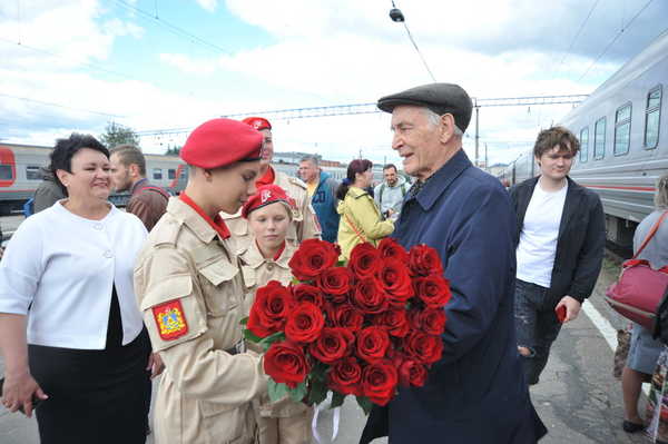 День партизан и подпольщиков брянцы отметили с Василием Лановым