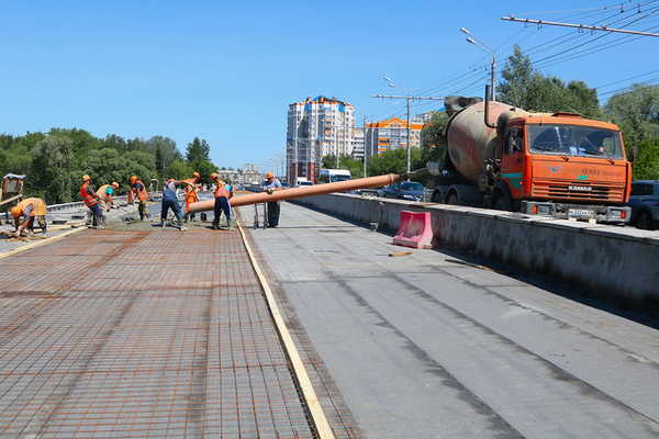 Основание для асфальтирования Первомайского моста в Брянске почти готово