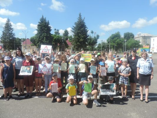 В брянском Новозыбкове провели флешмоб «Безопасное лето»